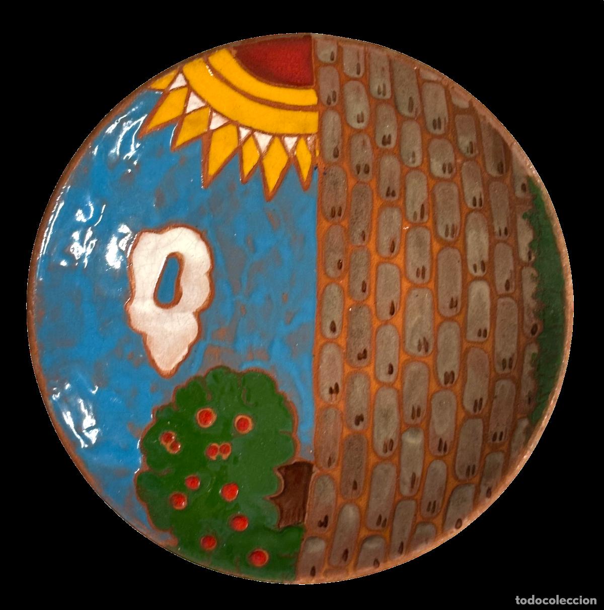 Antig&uuml;edades: Rosa Yag&uuml;e, paisaje, plato de cer&aacute;mica esmaltada, 1981, firmado. 23 cm de di&aacute;metro.