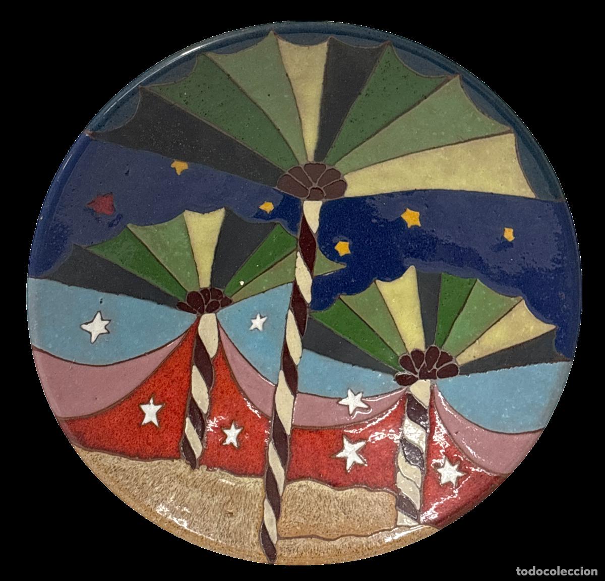 Antig&uuml;edades: Rosa Yag&uuml;e, plato de cer&aacute;mica esmaltada, 1990, titulado Nit Tropical. 27 cm de di&aacute;metro.