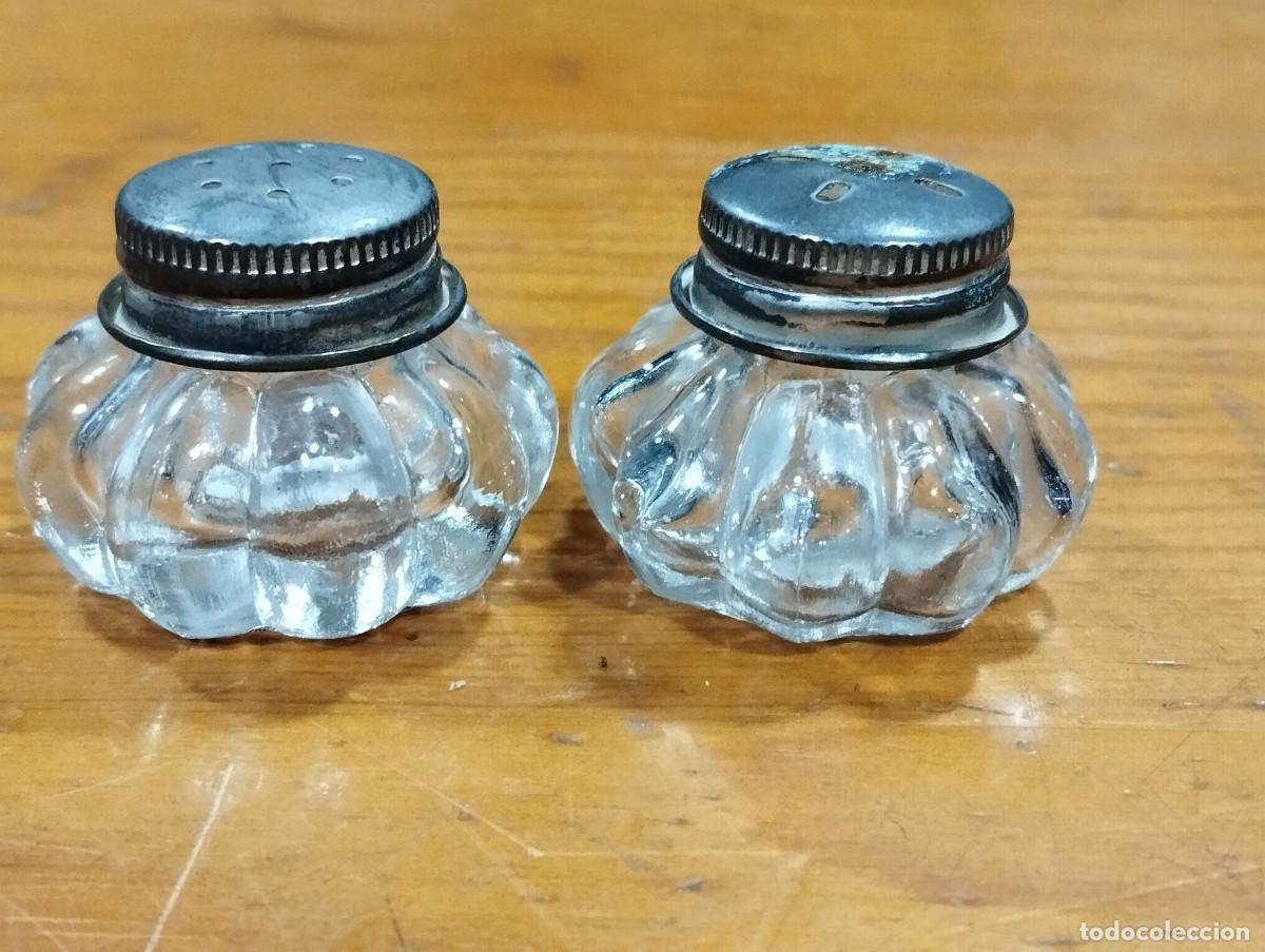 Antig&uuml;edades: JUEGO DE DOS SALEROS ANTIGUOS DE CRISTAL Y HIERRO.