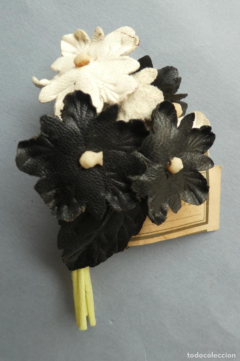 Antig&uuml;edades: ANTIGUAS FLORES DE CUERO PARA ADORNAR PRENDAS MEDIADOS S.XX