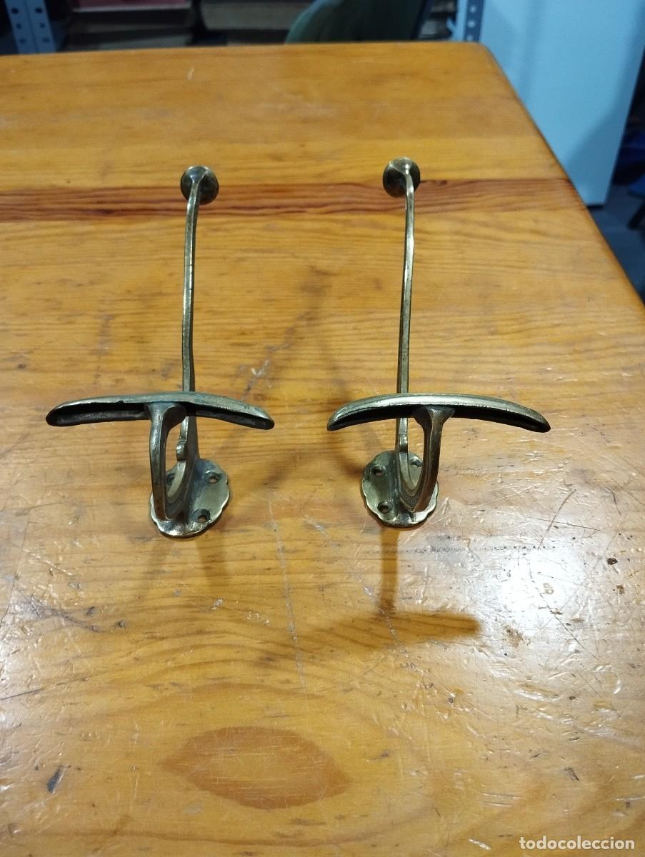 Antig&uuml;edades: DOS 2 COLGADORES DE METAL. ESTILO MODERNISTA.