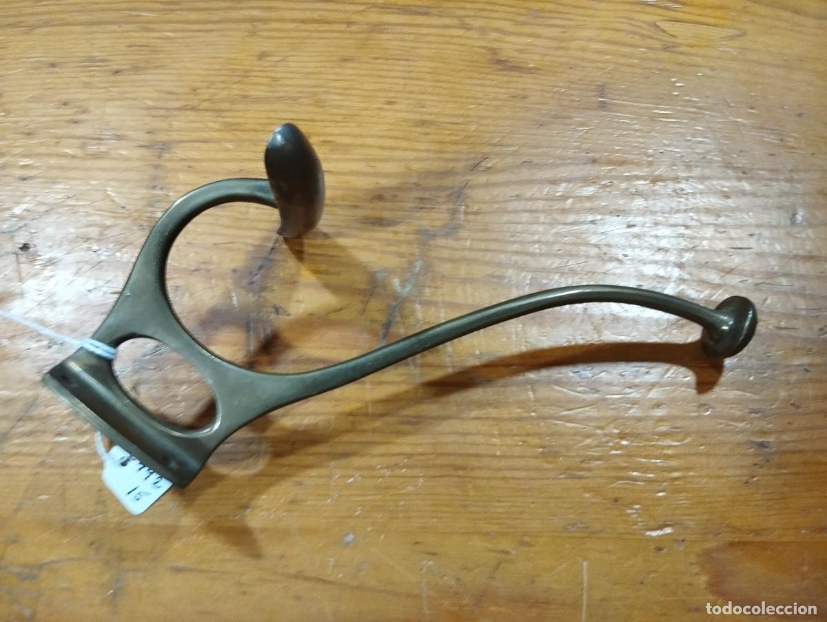 Antig&uuml;edades: COLGADOR DE METAL. ESTILO MODERNISTA.