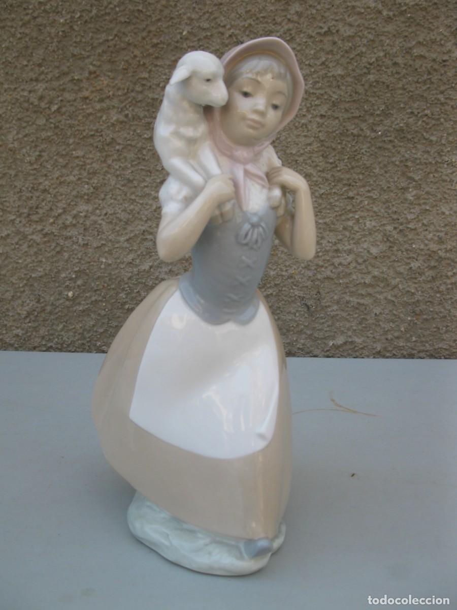 Antig&uuml;edades: PASTORA CON OVEJA - FIGURA DE PORCELANA - NAO.