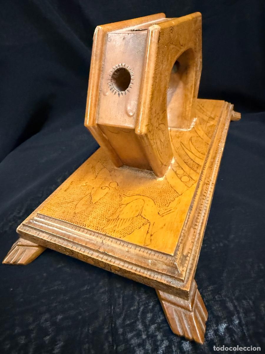 Antig&uuml;edades: Curioso objeto en madera pirograbada. Firmado. No tengo ni idea de que es, ni para que sirve.