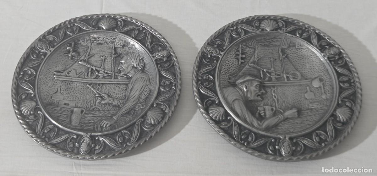 Antig&uuml;edades: Pareja de platos metalicos de calamina, relieve ancianos vascos en cocina