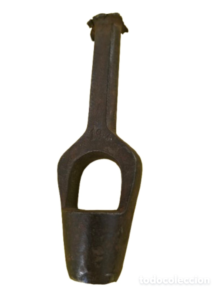 Antiques: Antiguo sacabocados de golpe