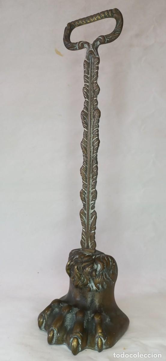 Antig&uuml;edades: ANTIGUO TOPE DE PUERTA DE BRONCE , ESTILO REGENCY CON FORMA DE GARRA DE LEON - S. XIX