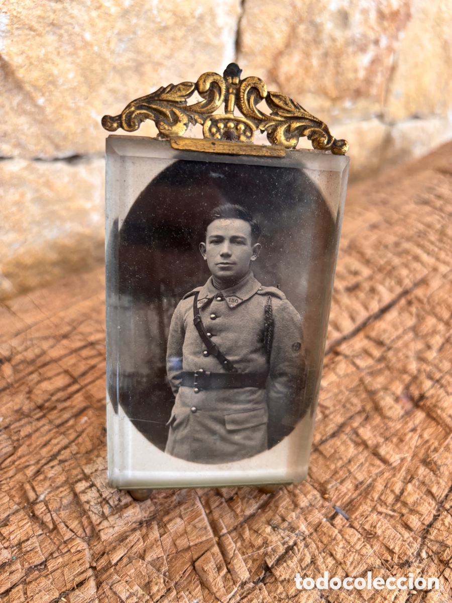 Antig&uuml;edades: Antiguo marco de cristal biselado y lat&oacute;n con foto militar original