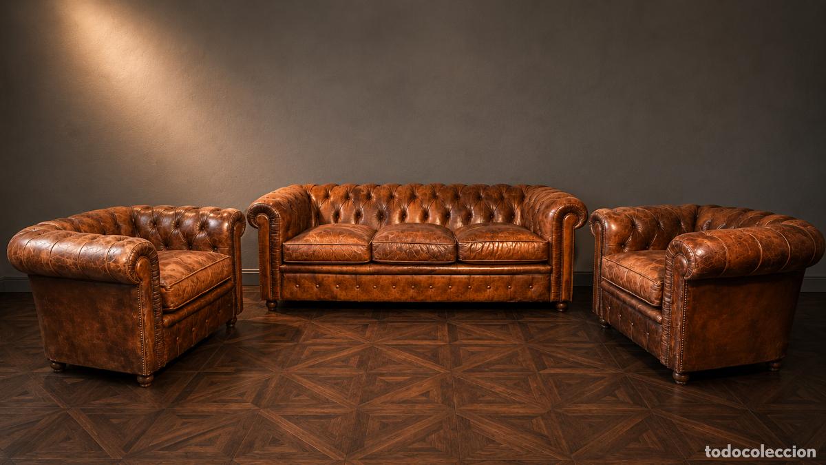 Antiquit&eacute;s: Extraordinario sof&aacute; tres plazas y pareja de butacas Chesterfield vintage