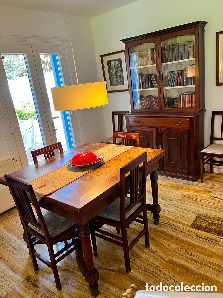 Antiquit&eacute;s: Comedor completo con 6 sillas y vitrina. Est&aacute; en perfecto estado