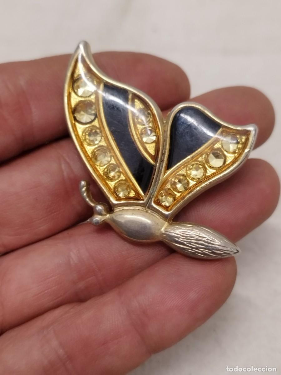 Antig&uuml;edades: Antigua hebilla de una mariposa en metal dorado y pedrer&iacute;a a identificar.