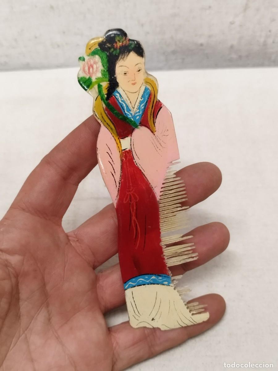 Antig&uuml;edades: Antiguo peine en forma de mujer japonesa, Geisha. Pintado, con faltas.