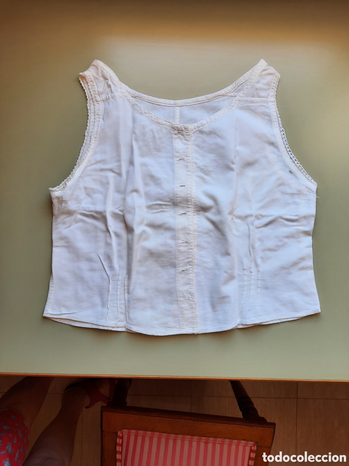 Antig&uuml;edades: Antigua camisa mujer con se&ntilde;ales del paso del tiempo