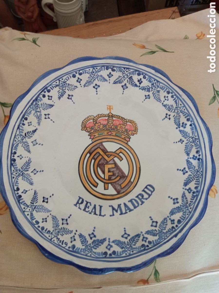 Antig&uuml;edades: Antiguo y bonito plato de cer&aacute;mica de Talavera con el escudo del Real Madrid, 26 cm de di&aacute;metro