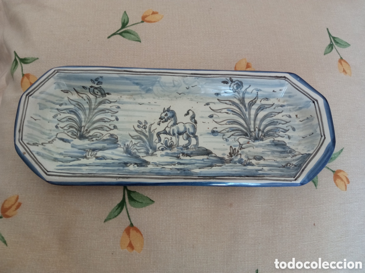 Antig&uuml;edades: Antigua bandeja de escribania de cer&aacute;mica de Talavera, mide 25x10 cm