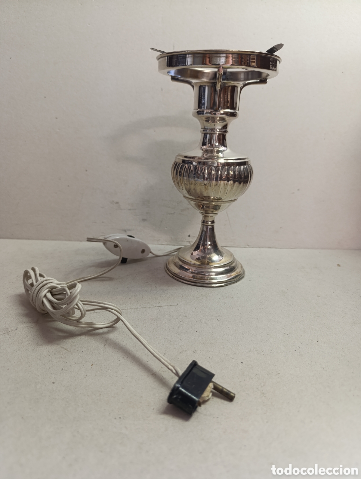 Antig&uuml;edades: PIE DE LAMPARA EN METAL. 20 CM. - Foto 2