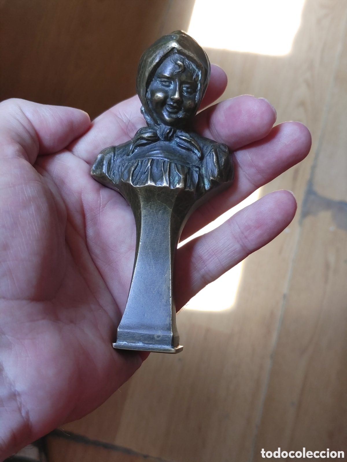 Antig&uuml;edades: Sello de bronce antiguo. Con forma de busto de una ni&ntilde;a. Art Nouveau.