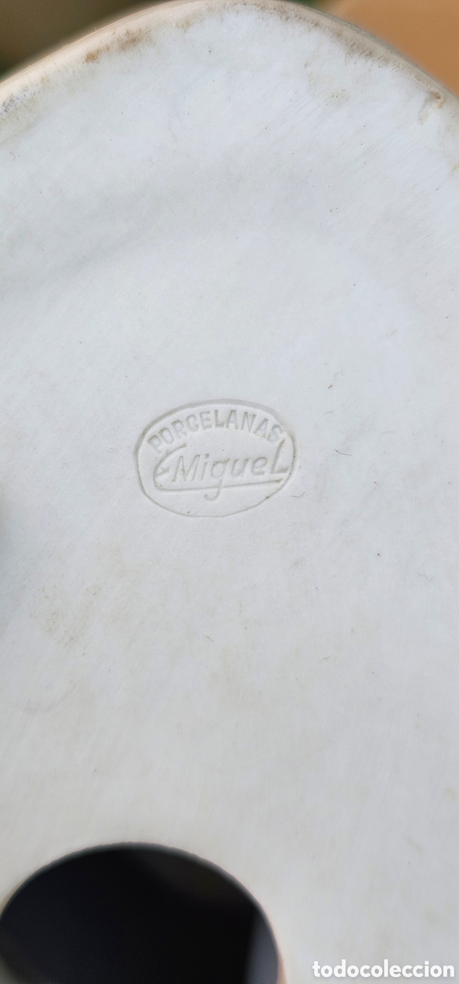 Antig&uuml;edades: Figura de Porcelanas Miguel &ndash; Joven con c&aacute;ntaro y cesta &ndash; Porcelana espa&ntilde;ola