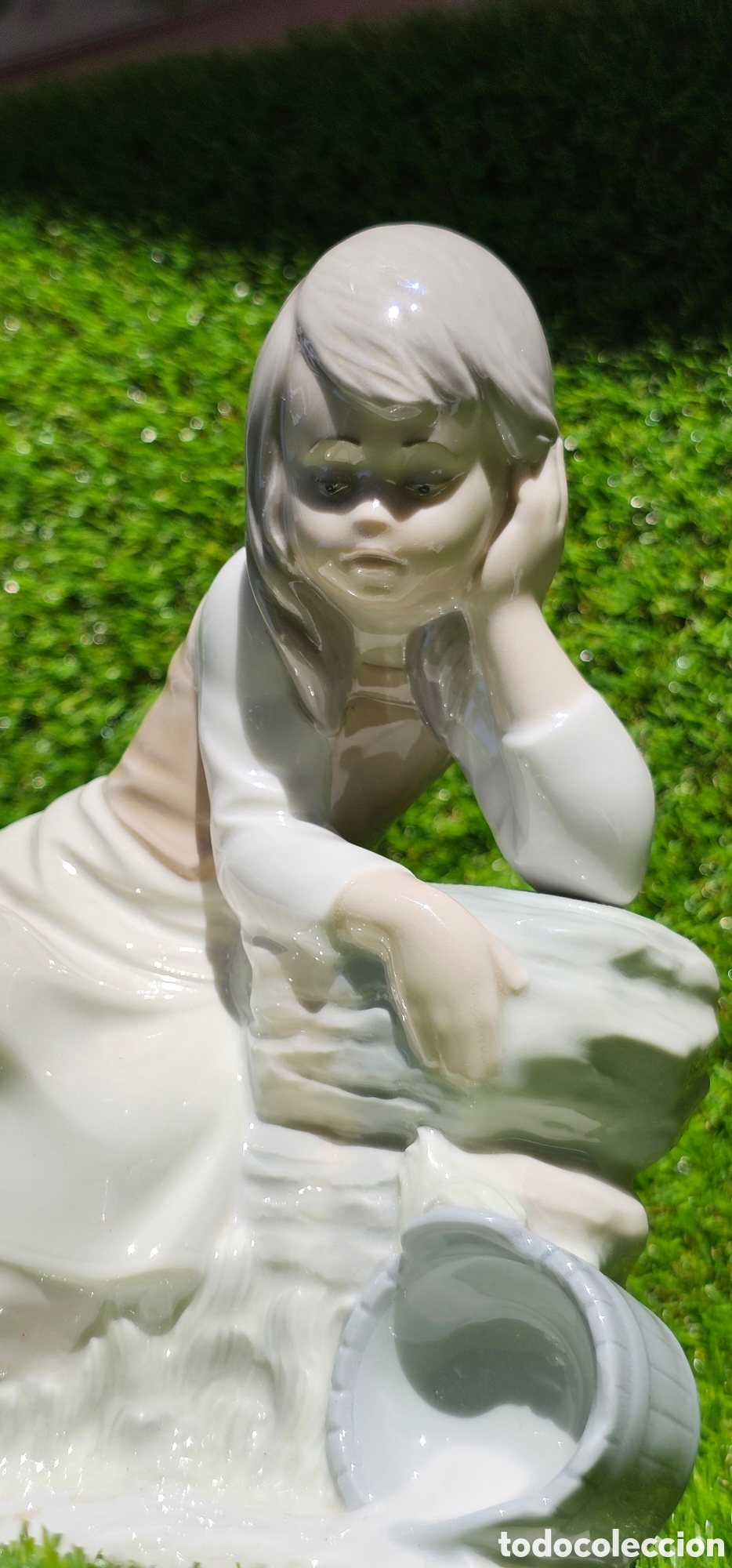 Antig&uuml;edades: Figura NAO by Lladr&oacute; n&ordm; 116 &ndash; Ni&ntilde;a pensativa con cubo &ndash; Made in Spain &ndash; Porcelana