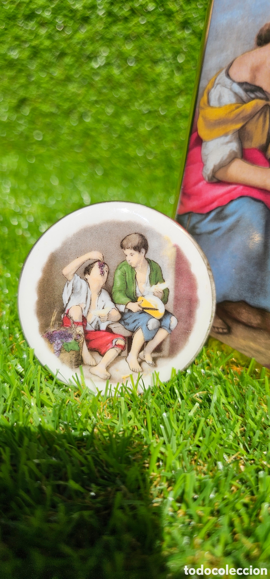 Antig&uuml;edades: Licorera de porcelana decorada con escenas infantiles cl&aacute;sicas y tap&oacute;n original