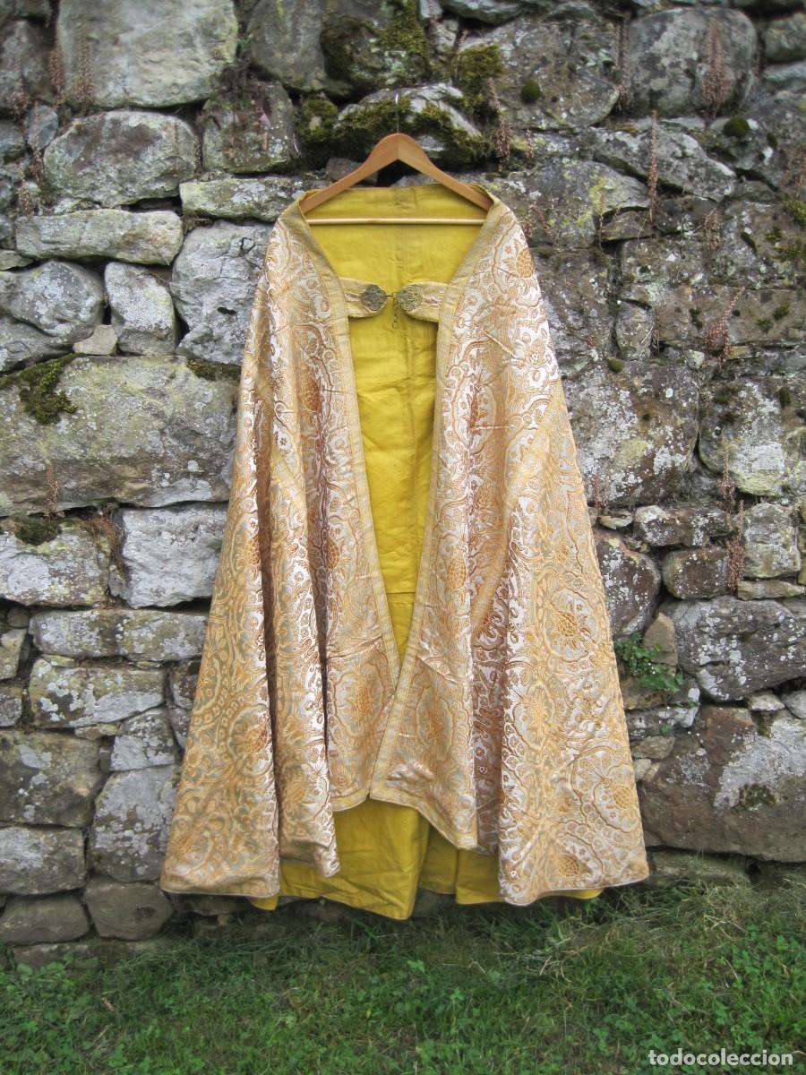 Antig&uuml;edades: ESPECTACULAR MANTO PARA VIRGEN - BROCADO DE SEDA - HILO DORADO - TAMA&Ntilde;O NATURAL - CIRCA 1900