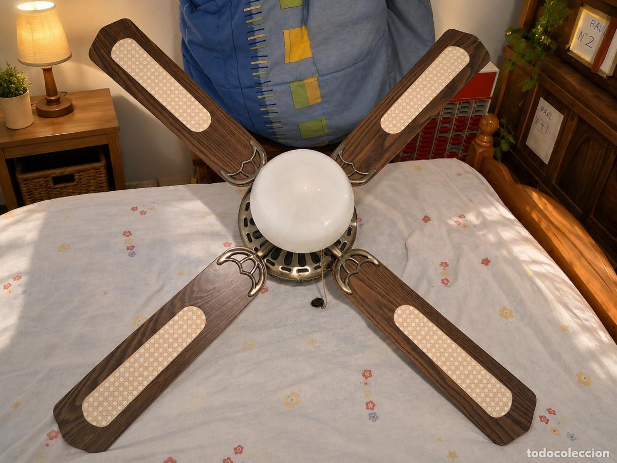 Antig&uuml;edades: Ventilador y l&aacute;mpara con tulipa blanca de cristal aspas de de rejilla efecto madera marca FARO