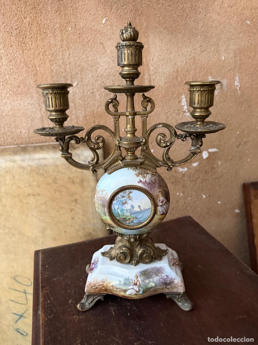 Antig&uuml;edades: Pareja de candelabros franceses de bronce y porcelana