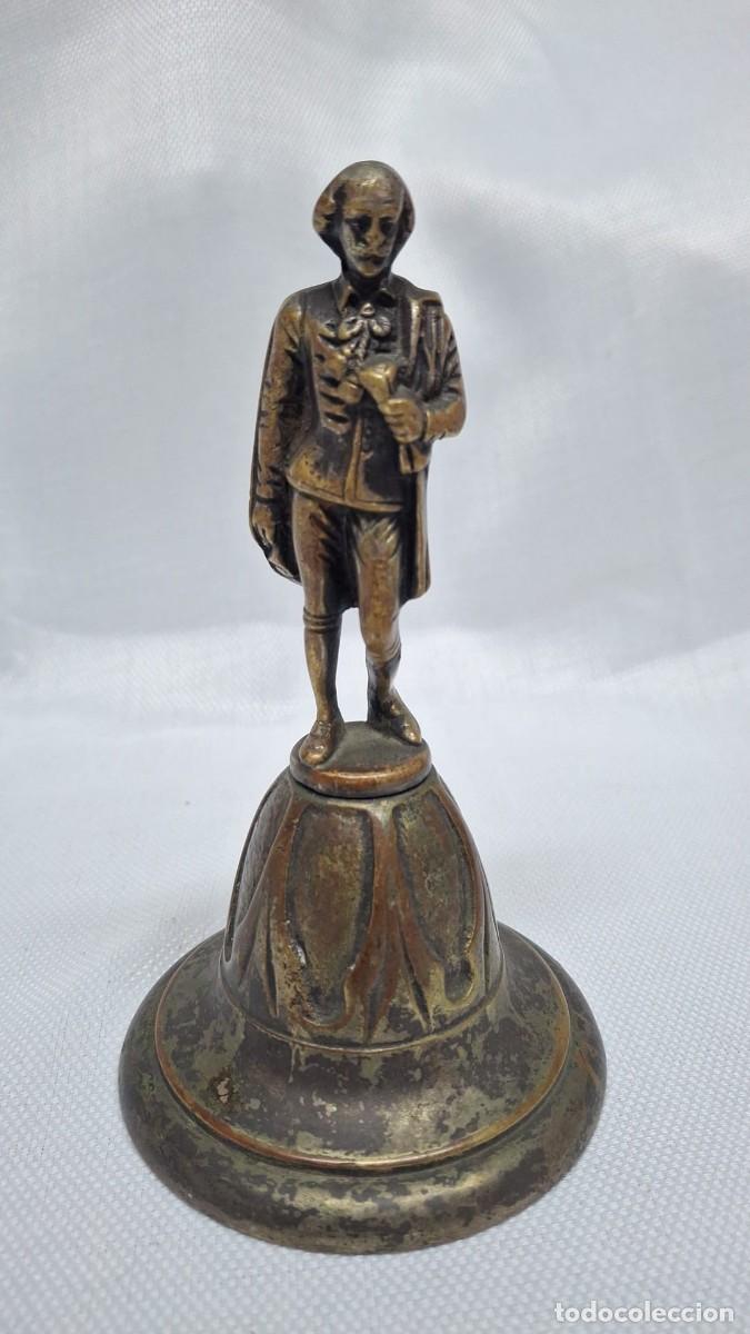 Oggetti Antichi: Preciosa campanilla de mesa antigua / campana de escritorio realizada en lat&oacute;n macizo (o bronce), co