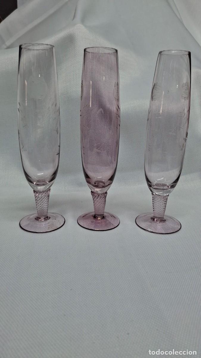 Antig&uuml;edades: Precioso juego de 3 copas vintage en cristal rosa tallado con un dise&ntilde;o espectacular Lote de 3 copas