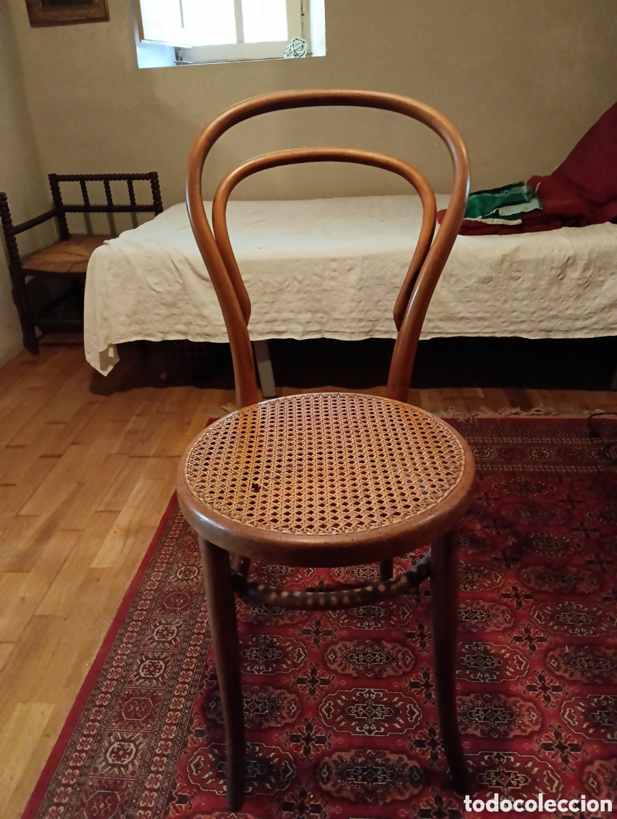 Antig&uuml;edades: Silla tonet de madera y ca&ntilde;a trenzada
