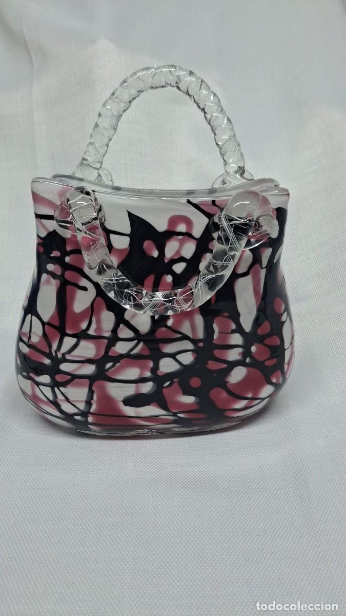 Antig&uuml;edades: Jarr&oacute;n decorativo con la ic&oacute;nica forma de bolso de mano, realizado en cristal de Murano soplado de m
