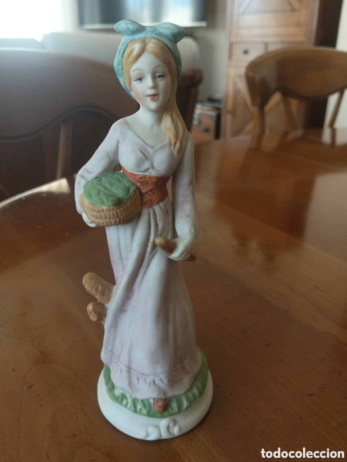 Antig&uuml;edades: Figura Vintage de Porcelana Biscuit - Joven Campesina / Panadera con Cesto (A&ntilde;os 70/80)