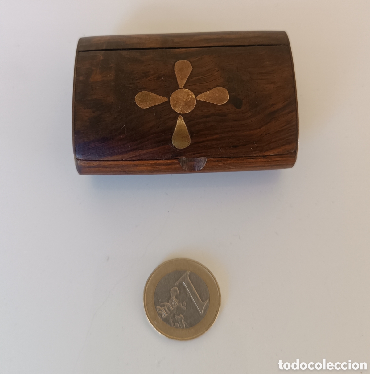 Antig&uuml;edades: Peque&ntilde;a CAJA de Madera con incrustaciones met&aacute;licas.