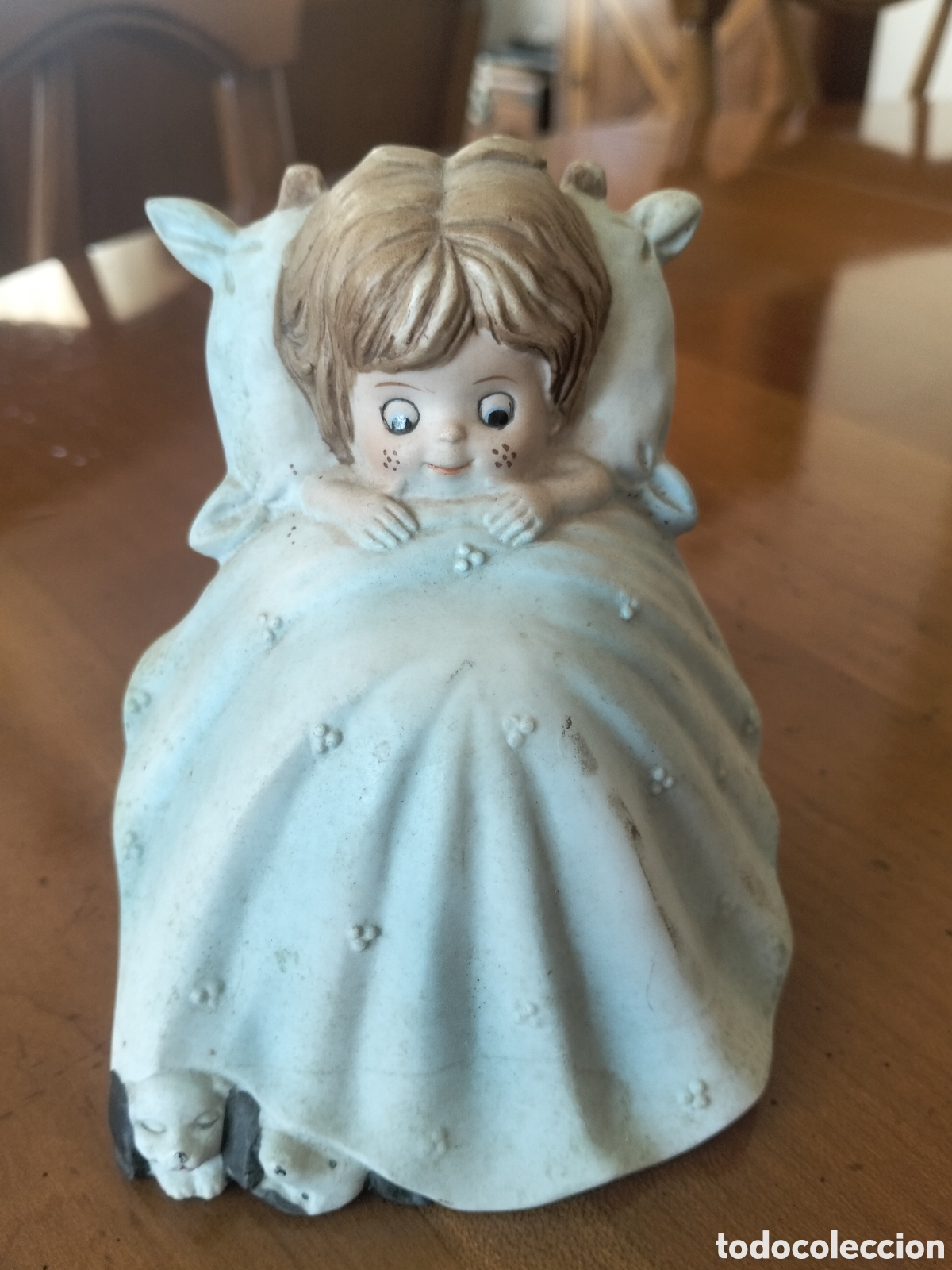 Antig&uuml;edades: Antigua Figura de Cer&aacute;mica - Ni&ntilde;a en la Cama con Perritos - Vintage A&ntilde;os 70