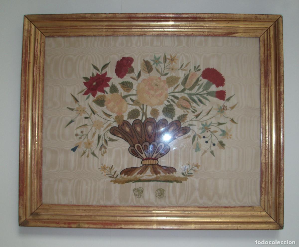 Antig&uuml;edades: ANTIGUO BORDADO FLORAL SOBRE TEJIDO DE MOAR&Eacute;. SIGLO XIX................... CON DESCUENTO DEL 50%