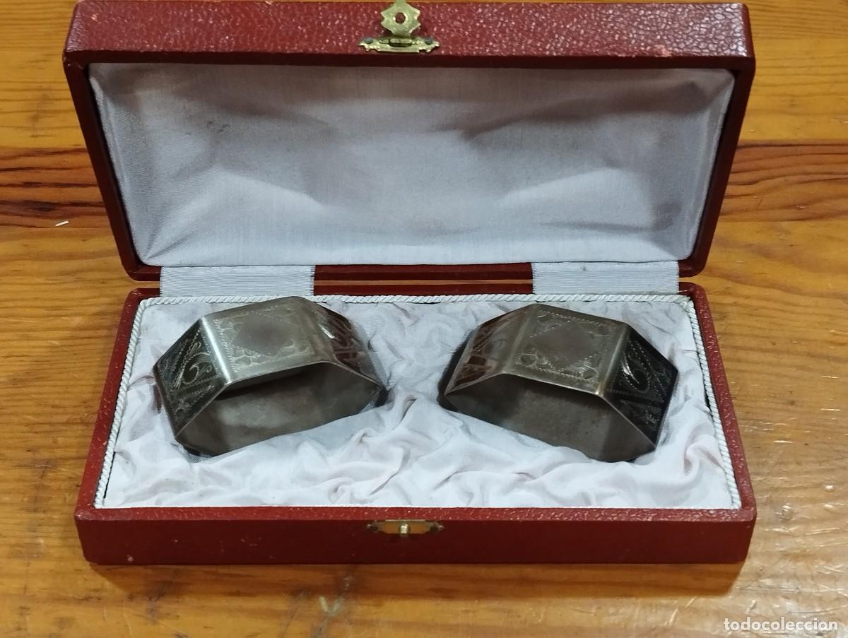 Antig&uuml;edades: DOS 2 ARGOLLAS LABRADAS PARA SERVILLETAS EN LAT&Oacute;N. EN SU ESTUCHE.
