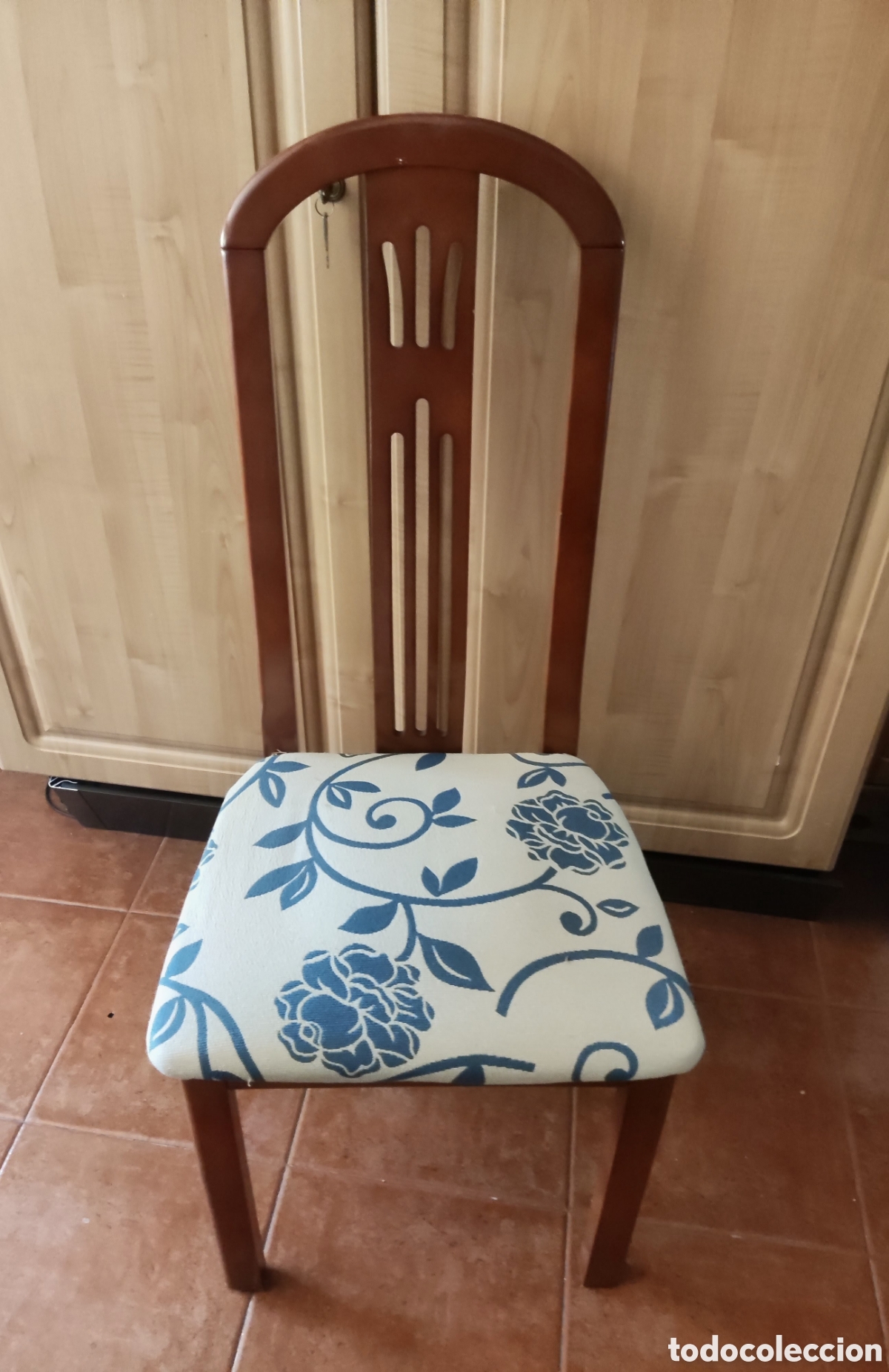 Antig&uuml;edades: Silla madera clasica Elegante silla de madera (tono cerezo/nogal) con respaldo alto calado. El asien
