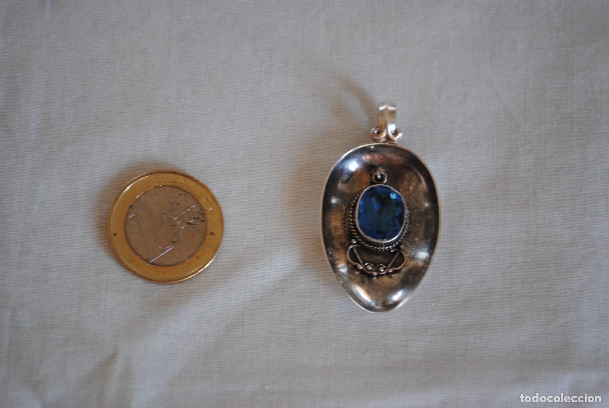 Antig&uuml;edades: COLGANTE DE PLATA CON PIEDRA COLOR AGUAS PROFUNDAS