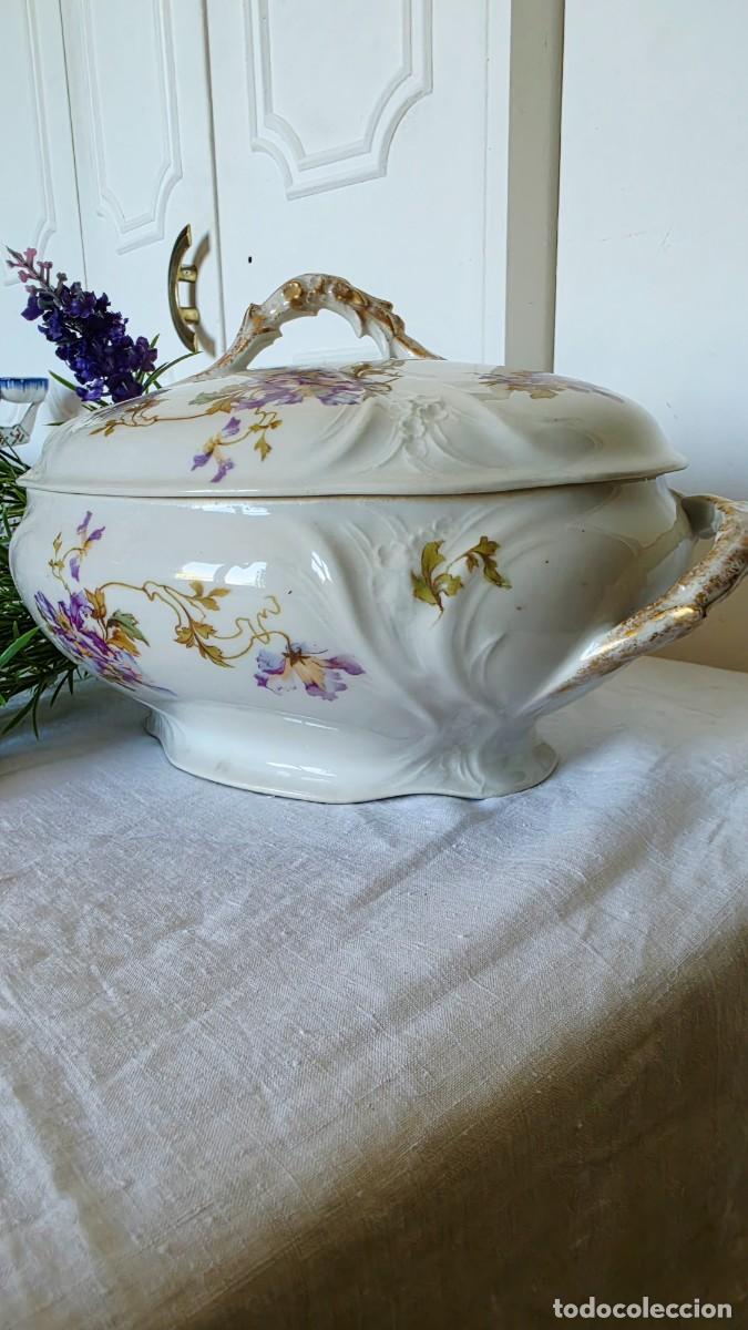 Antig&uuml;edades: Sopera Antigua de Porcelana Art Nouveau Flores Violetas y Detalles en Oro (c. 1900)