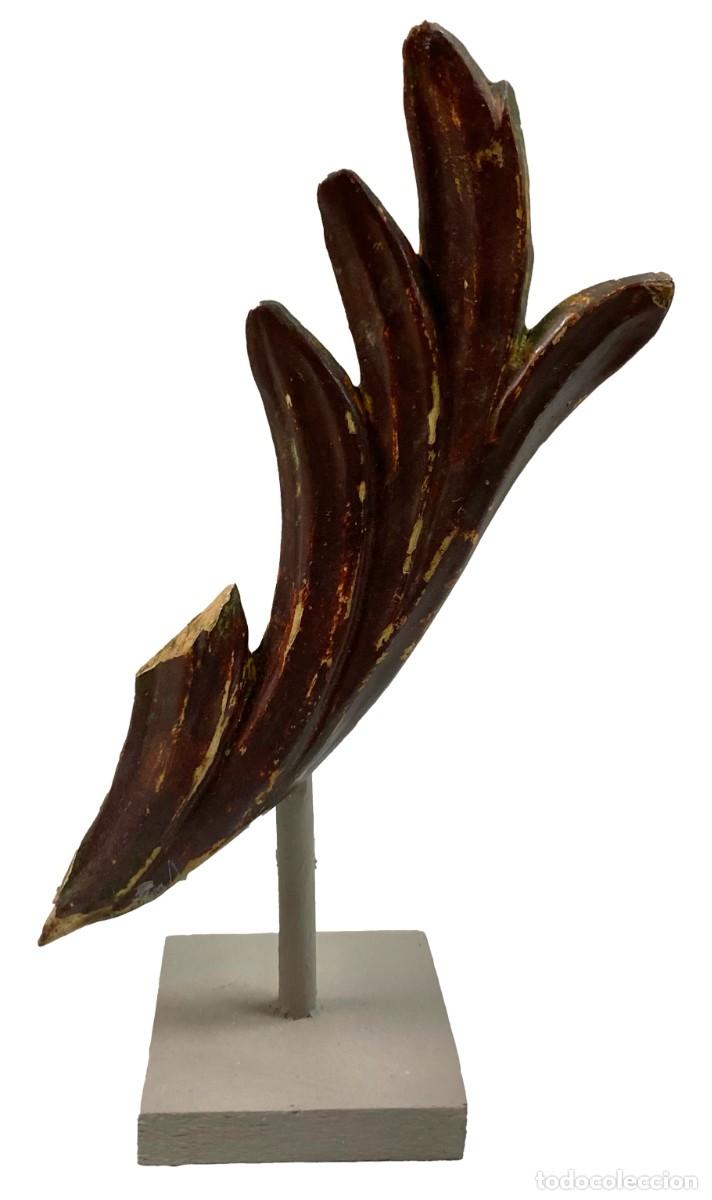 Antig&uuml;edades: Antigua espiga, motivo vegetal policromado de madera barroco sobre peana de madera. S. XVII. 33x18