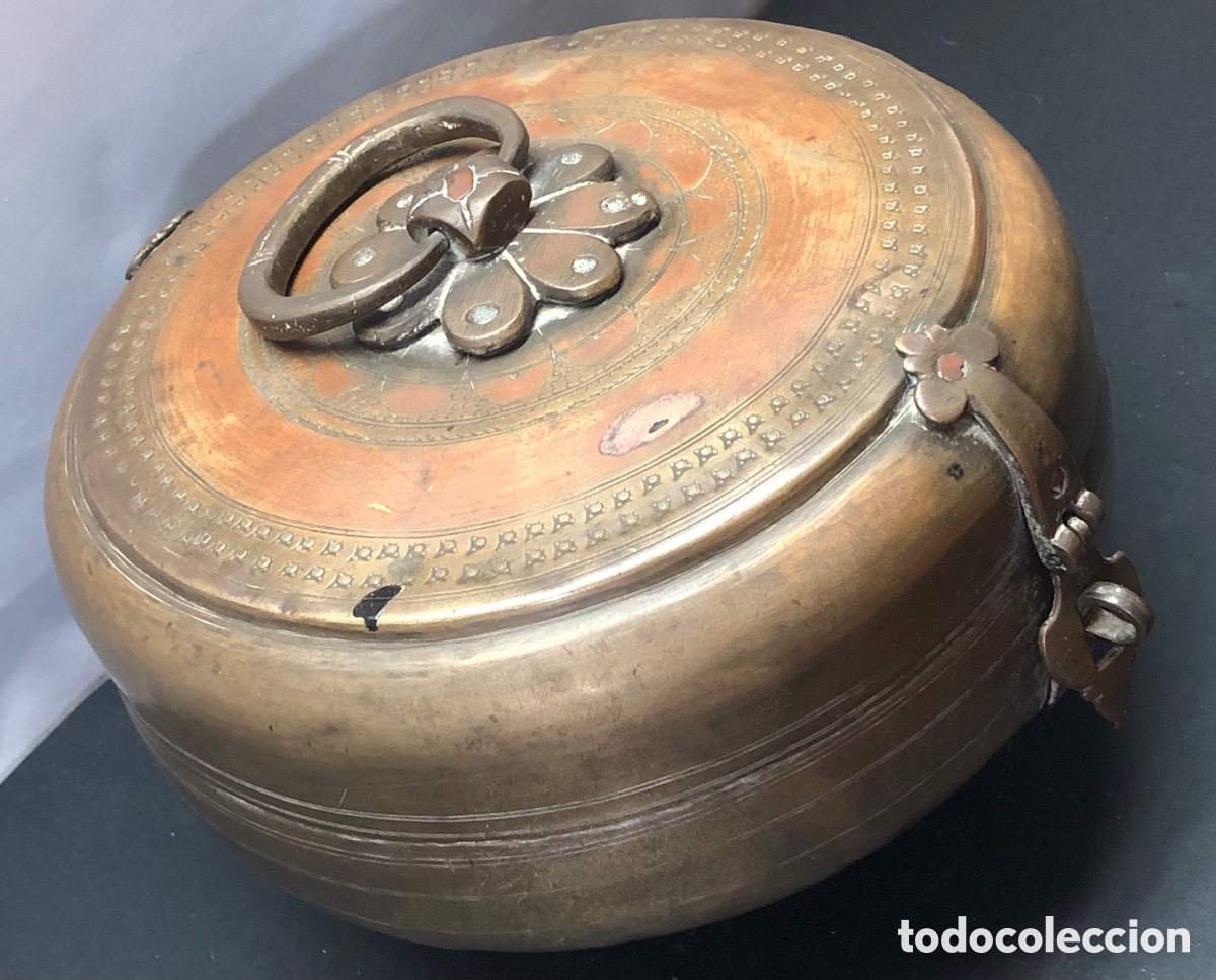 Antig&uuml;edades: Ant&iacute;gua caja Chapati &bull; s. XIX &bull; Paquist&aacute;n &bull; Roti Dan de lat&oacute;n