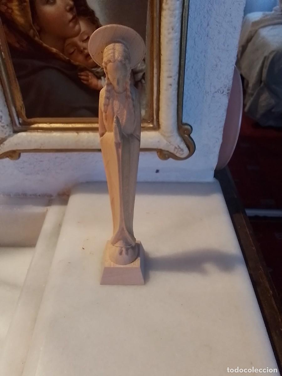 Antig&uuml;edades: Virgen de madera. Estilizada, creo que es alemana