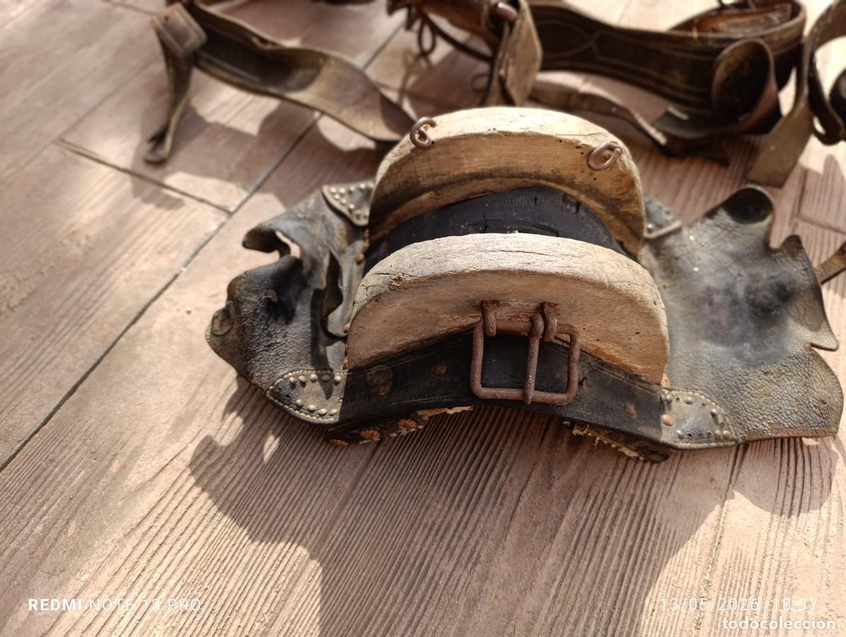 Antig&uuml;edades: ANTIGUO UTENSILIO CABALLERIA MADERA FORJA CUERO.