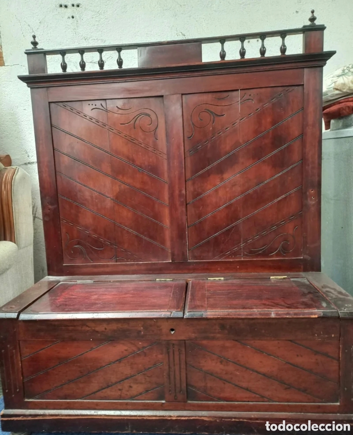 Antig&uuml;edades: Banco esca&ntilde;o antiguo de madera con arc&oacute;n ba&uacute;l - Foto 2