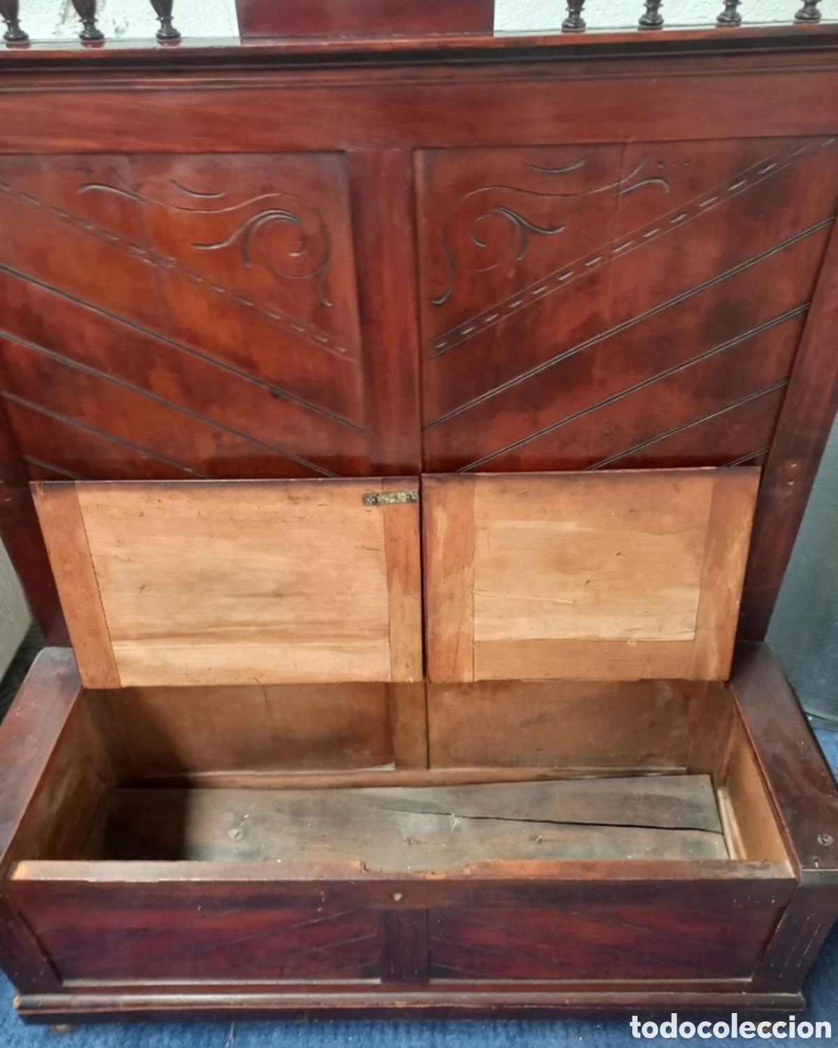 Antig&uuml;edades: Banco esca&ntilde;o antiguo de madera con arc&oacute;n ba&uacute;l - Foto 3