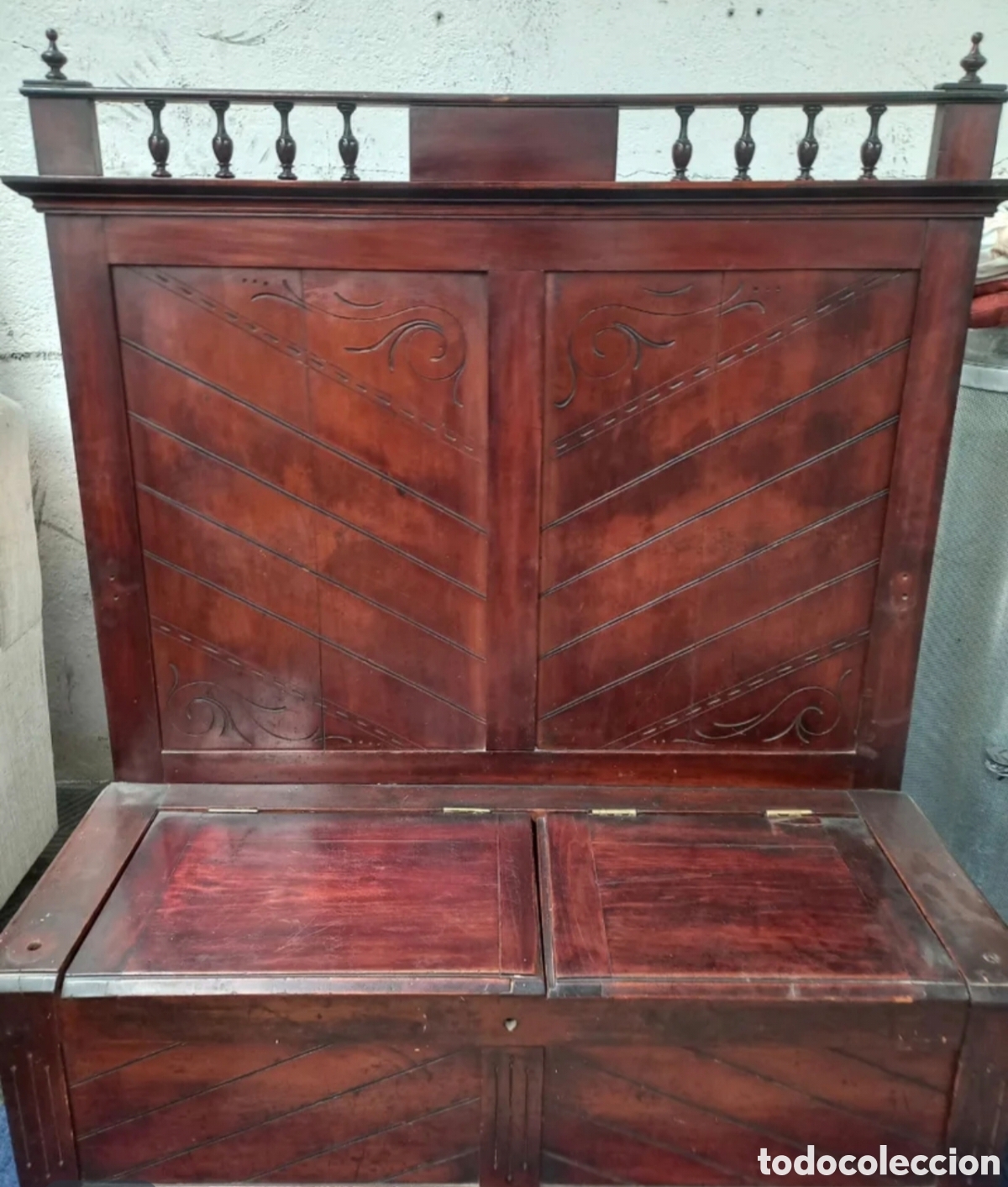 Antig&uuml;edades: Banco esca&ntilde;o antiguo de madera con arc&oacute;n ba&uacute;l