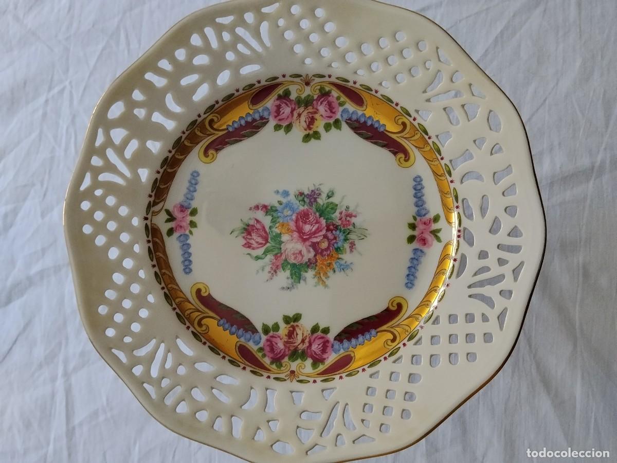 Antiquit&eacute;s: Frutero de porcelana Limoges con pie, de borde calado, decoraci&oacute;n floral