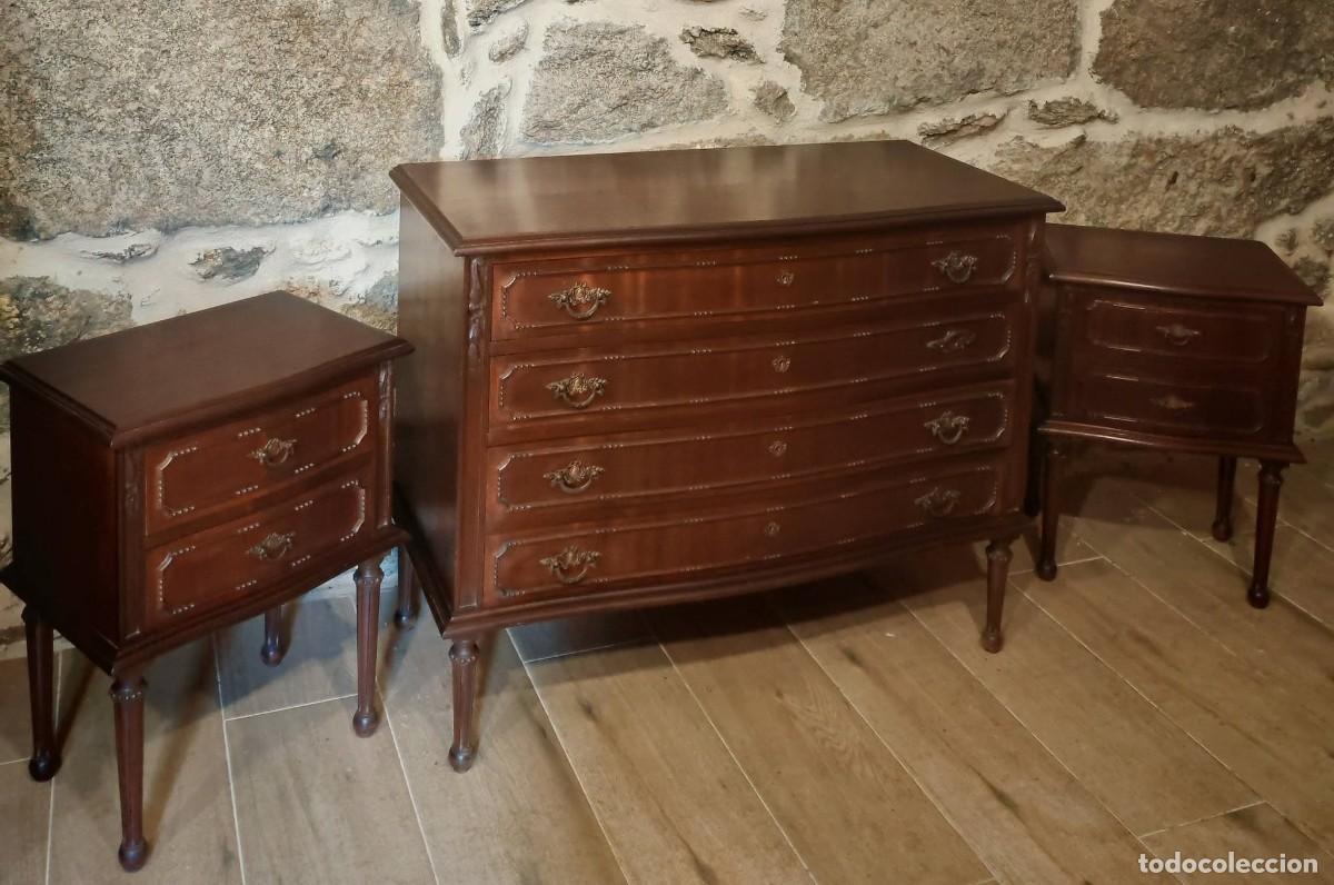 Antig&uuml;edades: Comoda y mesillas de madera