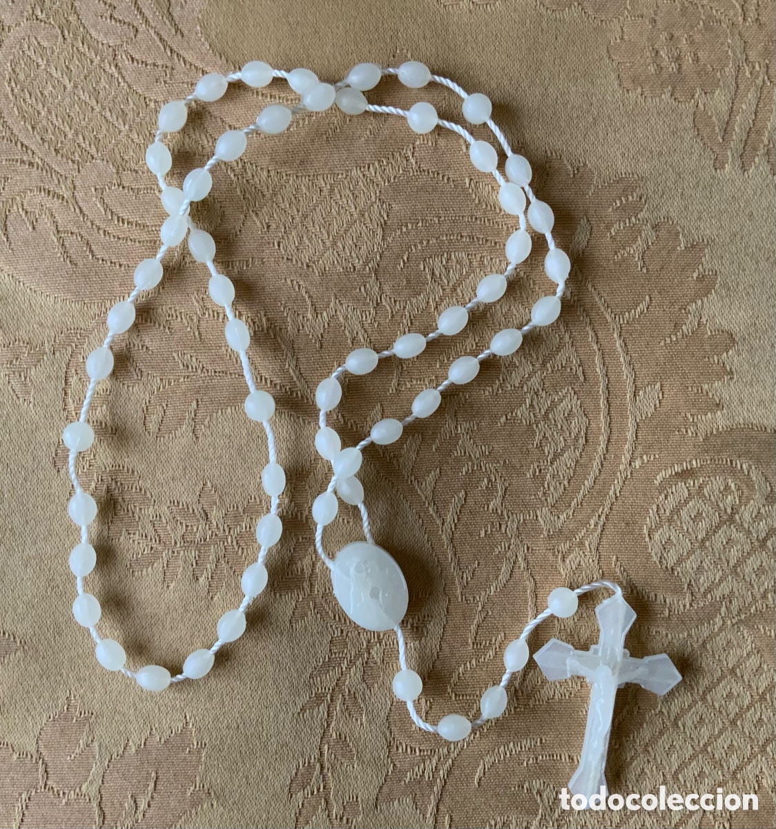Antig&uuml;edades: ROSARIO VINTAGE PLASTICO BLANCO VIRGEN DEL CARMEN