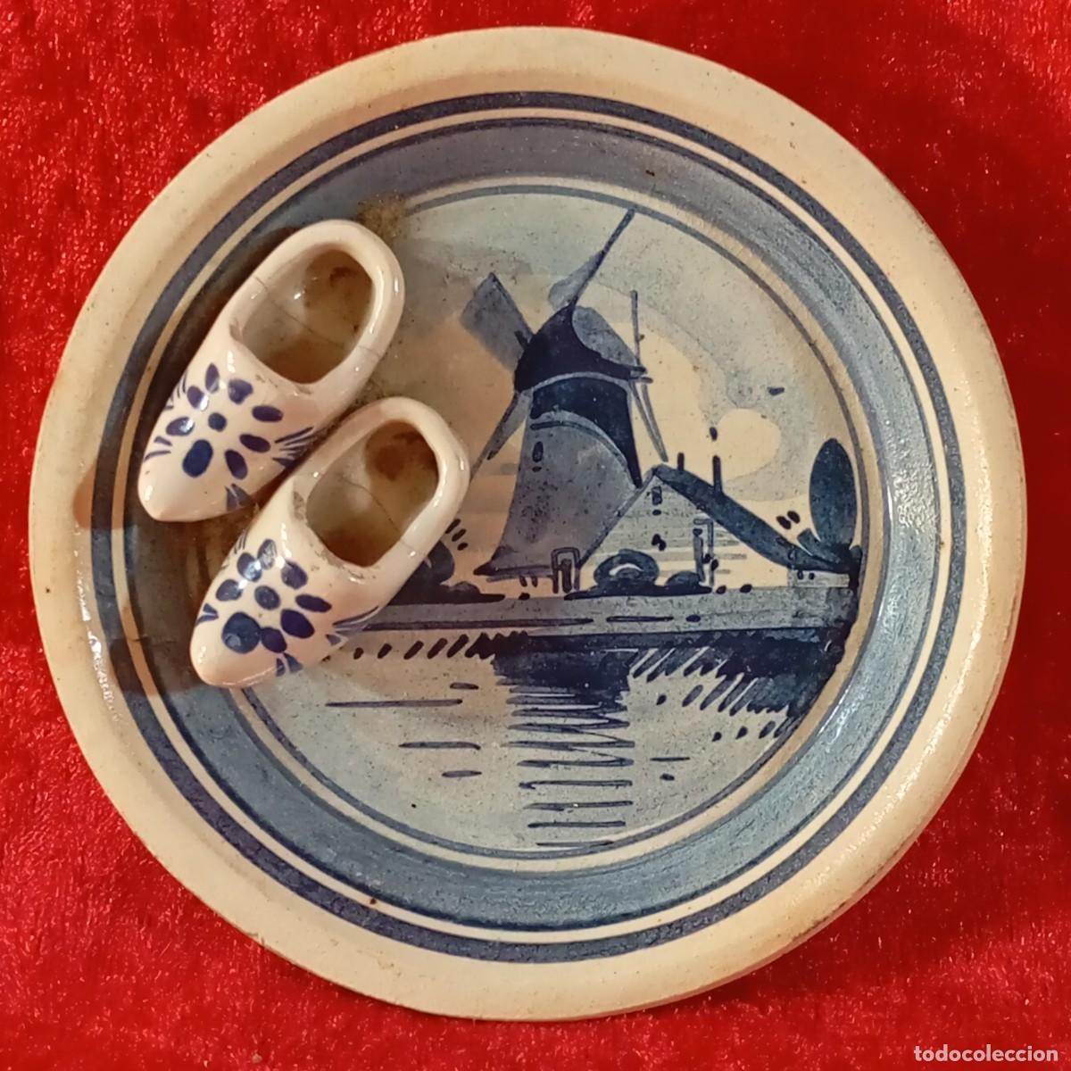 Antig&uuml;edades: PLATO CON ZUECOS HOLANDESES - CERAMICA DE DELFT - PINTADO A MANO - MOLINOS - 10,5 CM / 3733-16